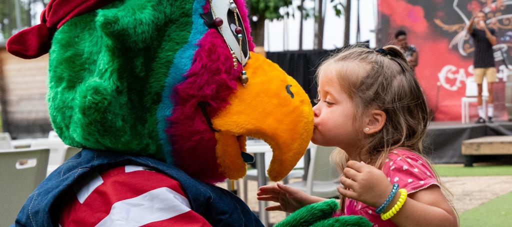 Petite fille embrasse la mascotte